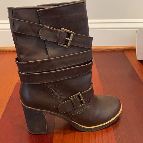Nine West Heeled Brown boots with buckled detailing. Size 9M in Good Condition - Picture 2 of 7